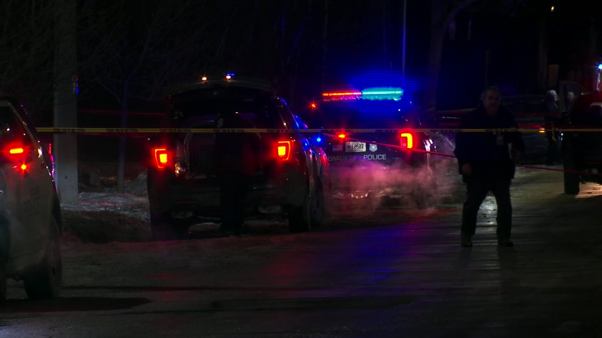 Here is some more video of the scene from tonight where an @MilwaukeePolice officer was shot while responding to a call of a man slumped over in his car. Both officer and suspect got shot and the suspect then stole the officers car and crashed it