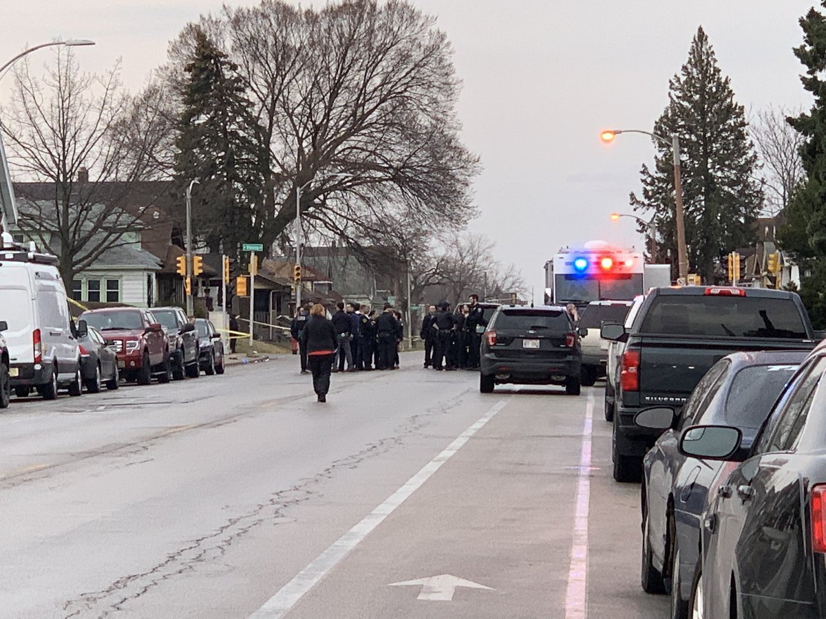 @MilwaukeePolice confirm there is a standoff going on right now at 27th and Vienna. Hard to count from my vantage point but there's more than a dozen officers here and more arriving to the scene. 