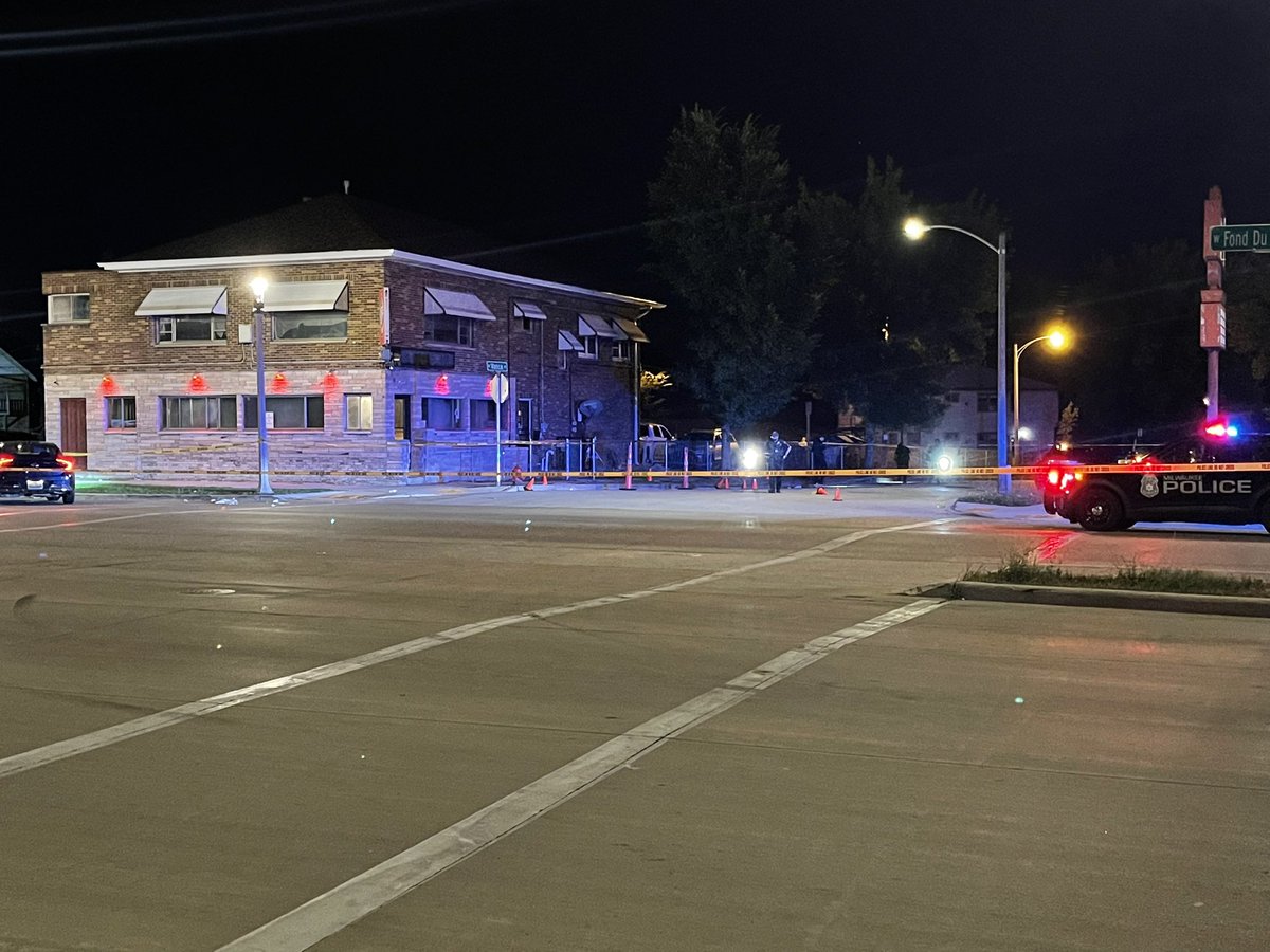 .@MilwaukeePolice on scene of a reported double shooting near Fond  Du Lac and Vance Pl. No word on any injuries