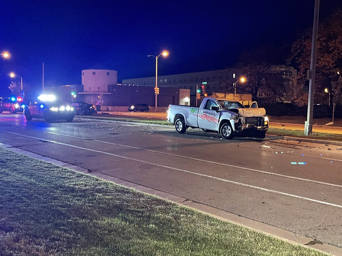 Glendale and Milwaukee PD on scene of an accident near 6th and Walnut. Reports say this is the result of a police chase. K9 tracking a suspect. No word on injuries