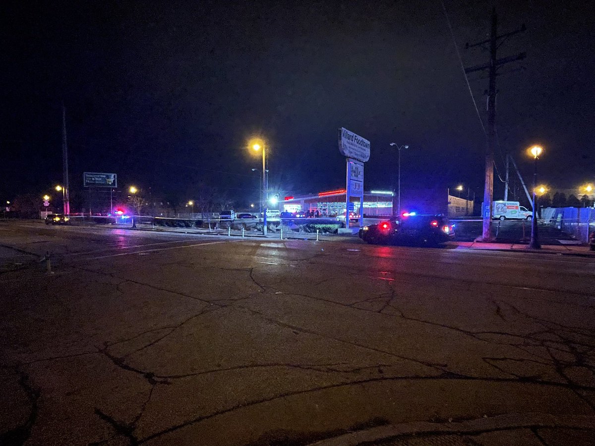 Milwaukee Police on scene of a shooting near 32nd and Villard. @mkemedexamine has been called and could very well be the first homicide in Milwaukee of 2023