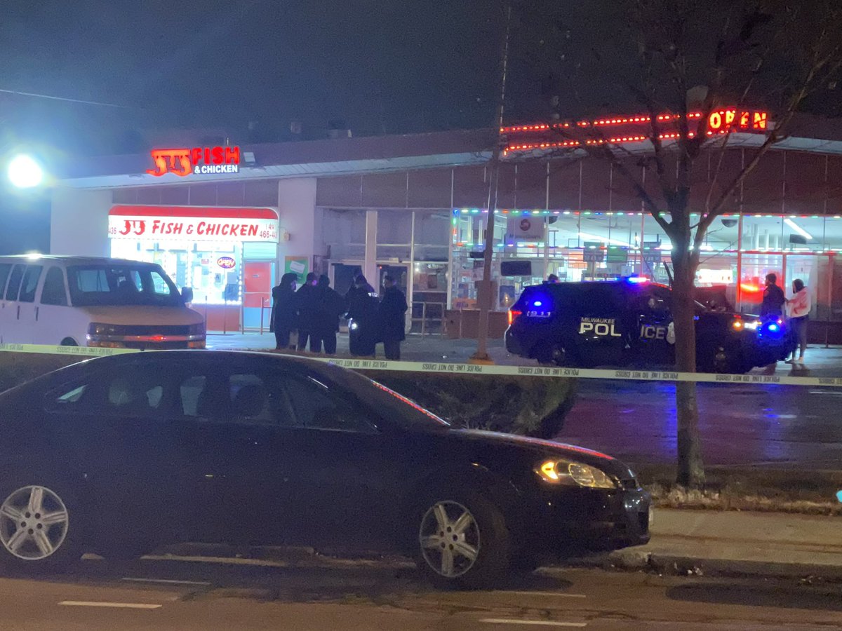 Milwaukee Police on scene of a shooting near 32nd and Villard. @mkemedexamine has been called and could very well be the first homicide in Milwaukee of 2023