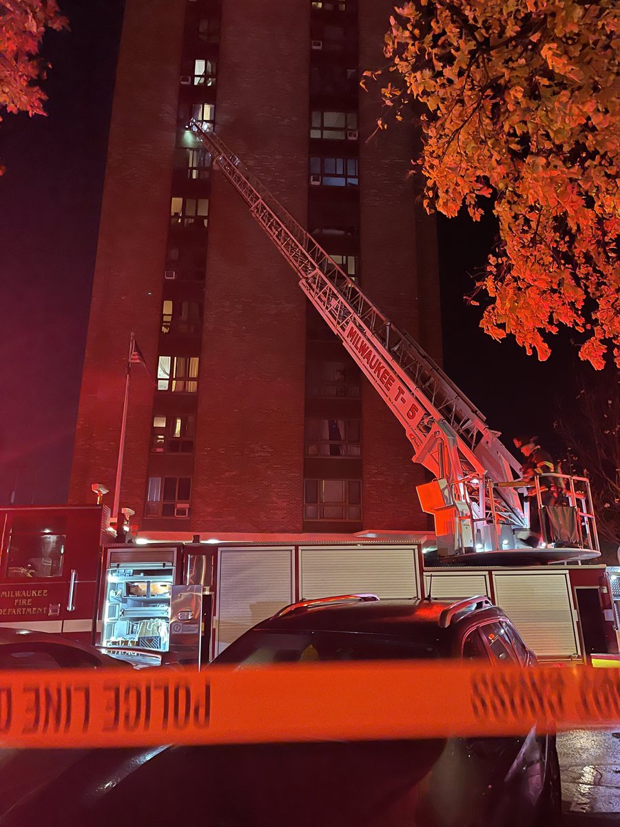@MilFireDept at an apartment fire on Milwaukee's East Side. Looks to be on the 7th floor. @CBS58 has a crew on the way