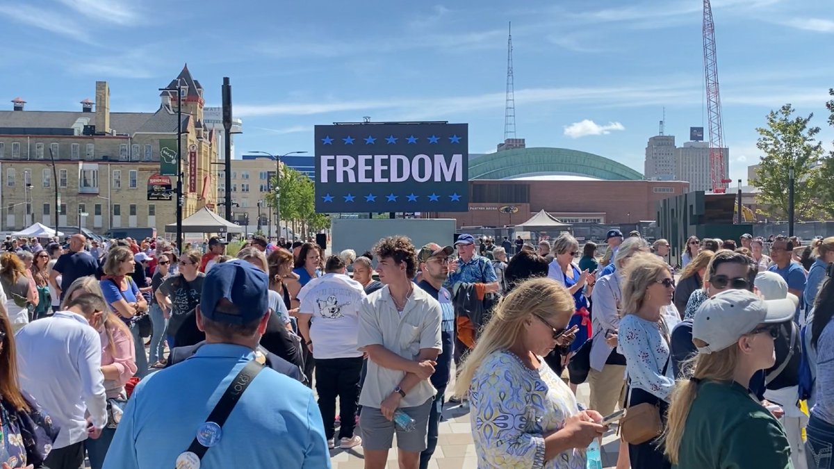 Converging in Milwaukee. Hundreds of people are waiting outside @FiservForum Tuesday afternoon, hours before VP @KamalaHarris is set to speak. CBS 58 will have live coverage from both Milwaukee and Chicago at 4 and 5 p.m. Tune in